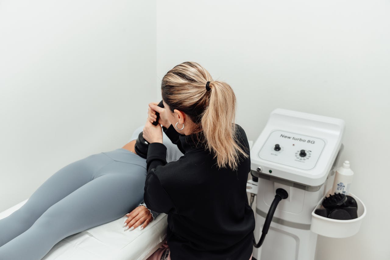 our-story A professional massage therapist treats a patient in a modern clinic setting in Yalova, Türkiye.